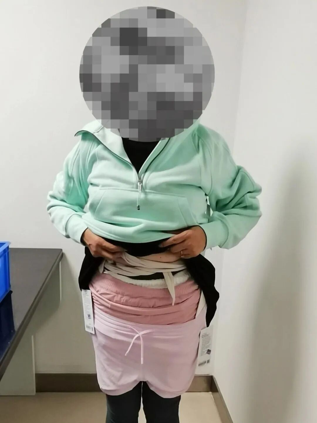 女子因身形臃肿被注意！身上衣服没摘吊牌？一查吓一跳