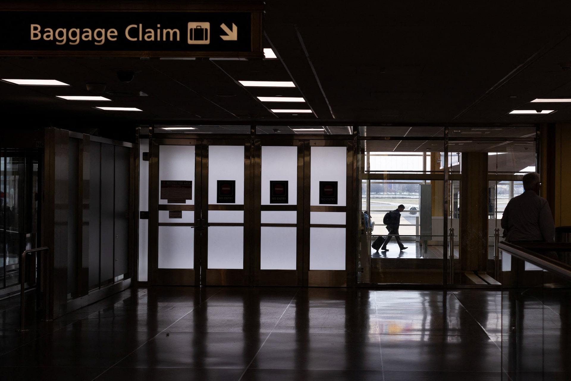 受强风暴影响 超1万架次美国航班延误或取消