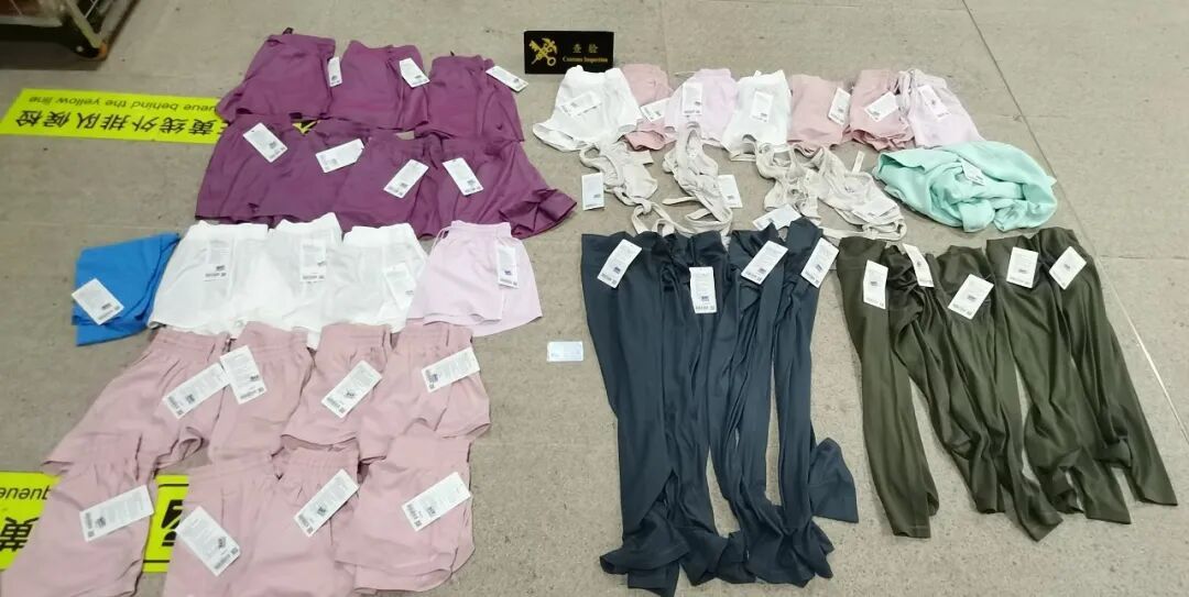 女子因身形臃肿被注意！身上衣服没摘吊牌？一查吓一跳