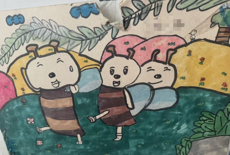 租客发现前租户小孩在墙上留下的一句话和几副画，引网友牵挂：看到了曾经的自己