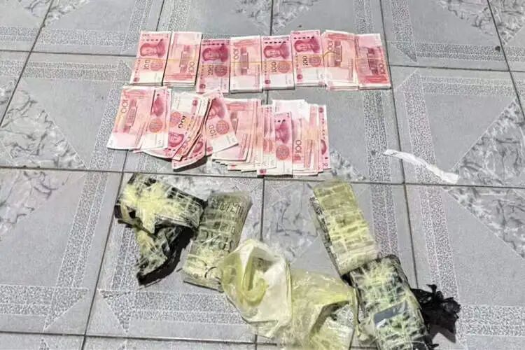 男子求复合不成心生报复，趁前女友熟睡，抱走保险箱窃取8万现金藏进河里