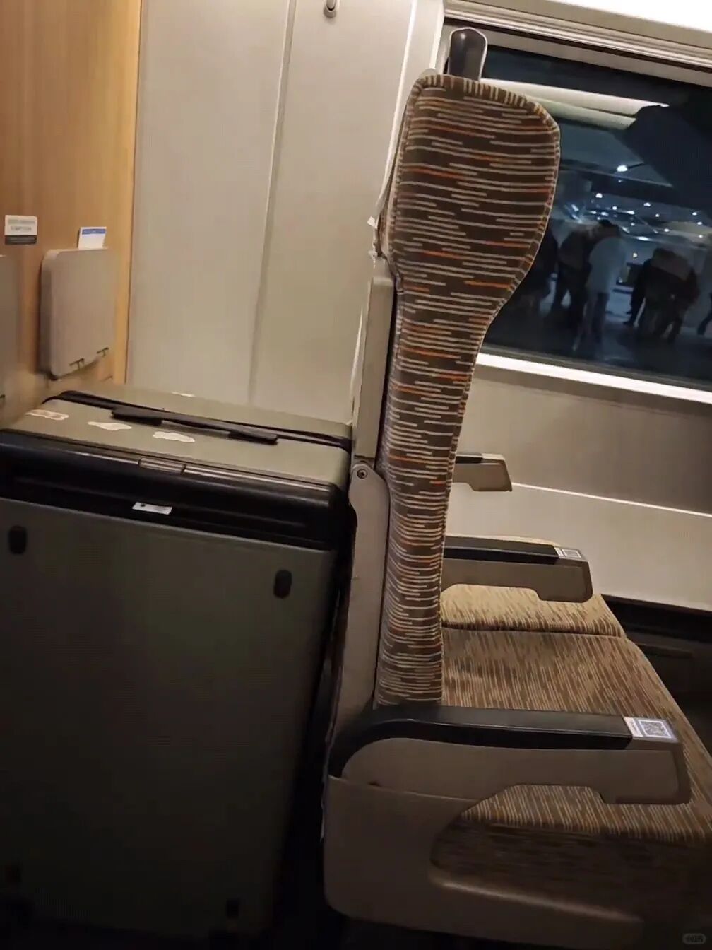 高铁末排座椅被行李挤占无法调节，乘客端坐6小时！12306：可以放，但不能影响他人