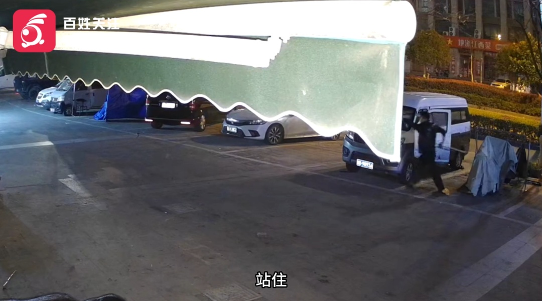 店主蹲守2小时等来偷甘蔗老人，一声“站住”冲出去将其抓住