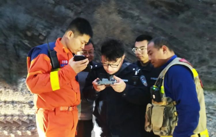 空地协同！警用无人机深山“领航”，8小时救出被困母子