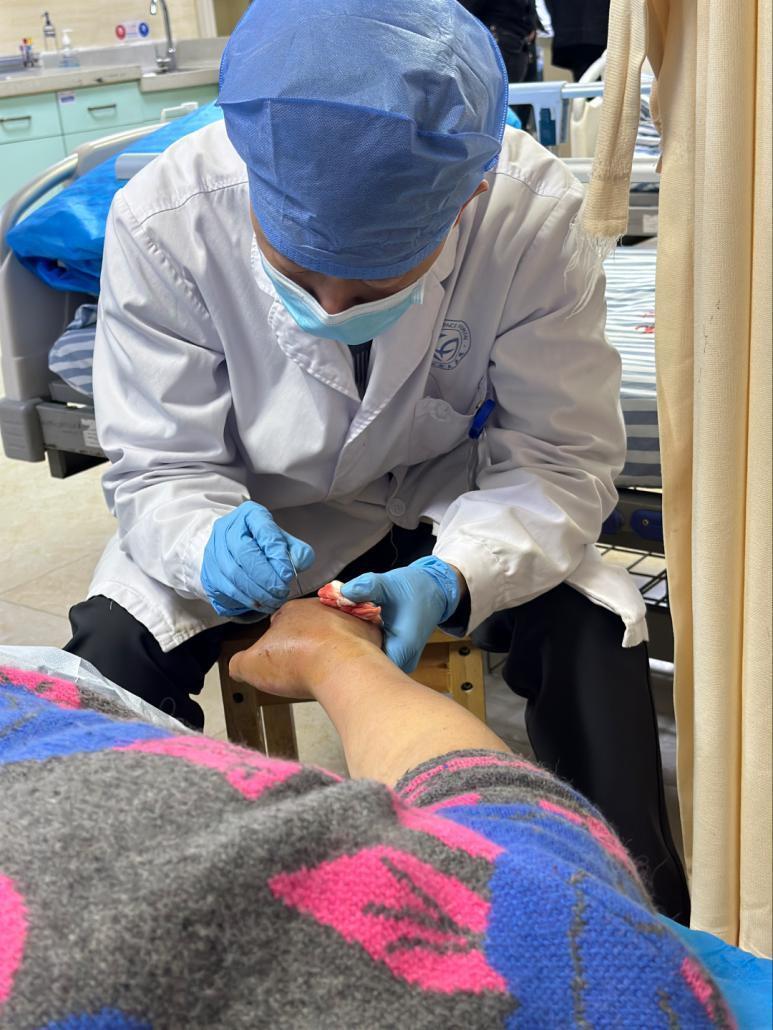 女子被蛇咬伤，入院时右手已肿胀！专家：不要用嘴吸吮毒液，记住蛇的外形