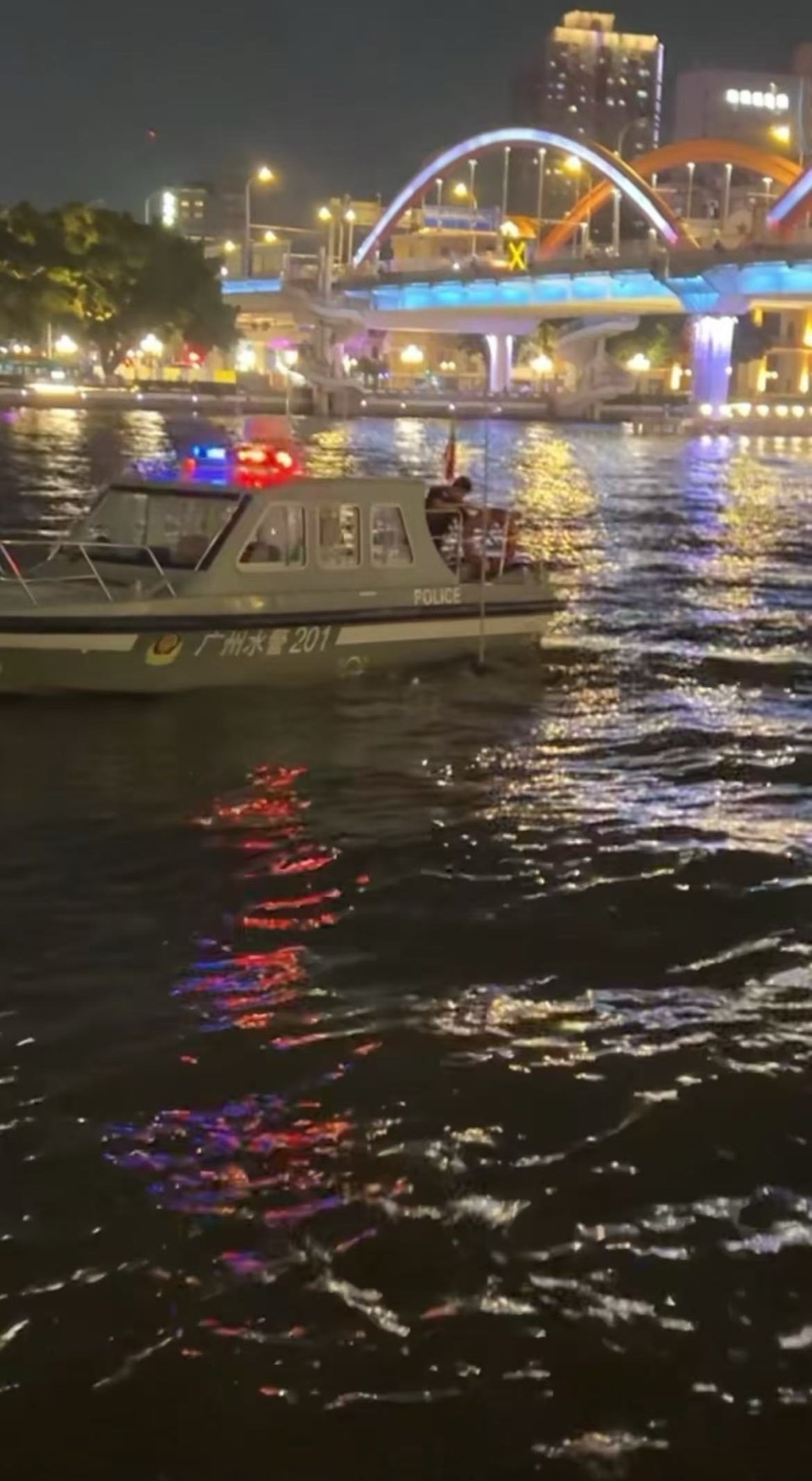 夜钓者发现有人掉入珠江，用另一种方式救援