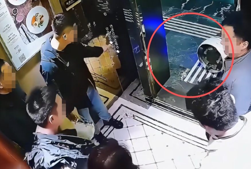 送餐机器人正要进电梯，男子一脚踹倒，赔酒店4500元