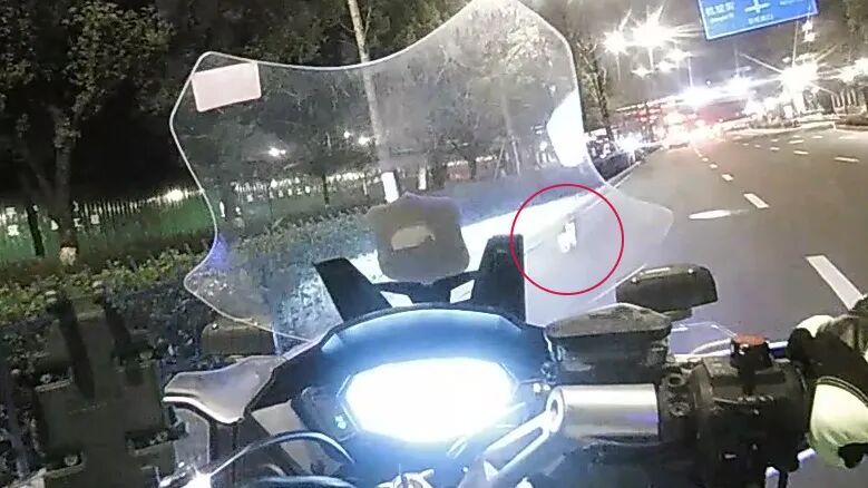 “小狗年纪轻轻就坐上了警车”?杭州网友笑翻:它是不是想借机应聘警犬 “小狗年纪轻轻就坐上了警车”?杭州网友笑翻:它是不是想借机应聘警犬