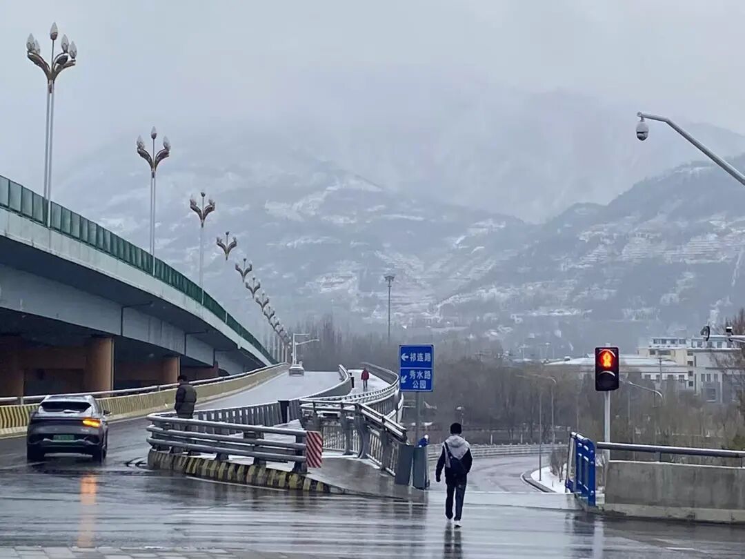 今天,雪中的西宁美成这样...... 今天,雪中的西宁美成这样......