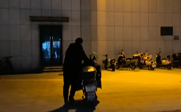 最危险的地方就是“最安全”的地方？物业工作人员竟在办公室给“电驴”充电