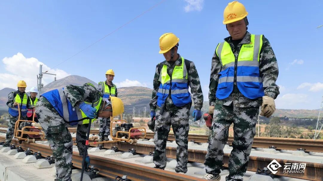 重大进展！渝昆高铁云南段正式铺轨