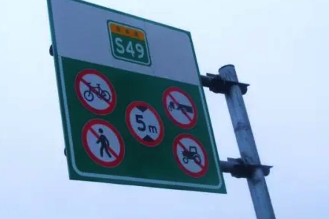 吓出冷汗，老人行走在高速快车道......