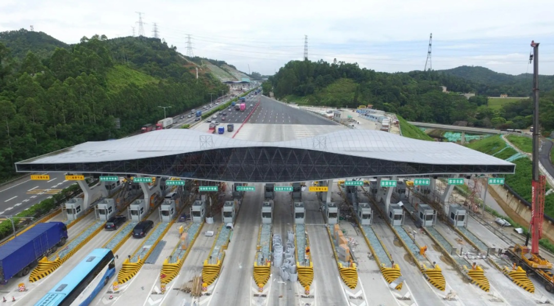 吓出冷汗，老人行走在高速快车道......