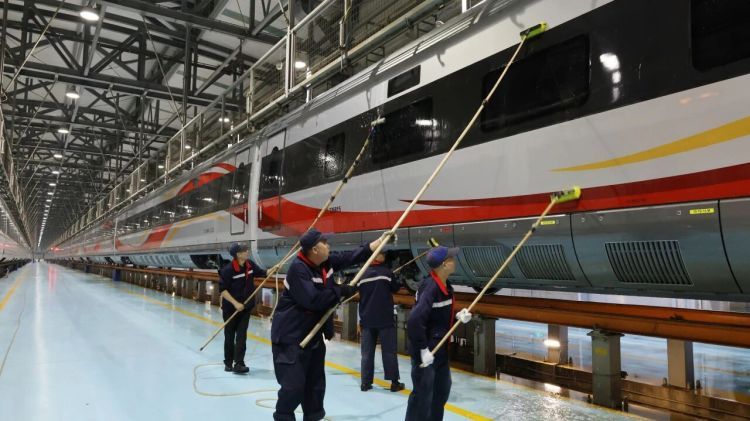 连车头都有“精致护理”！复兴号专属“洗护方案”全流程揭秘