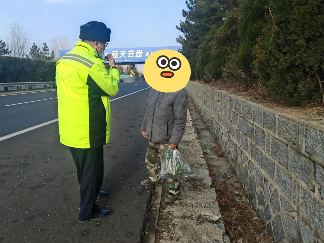 吓出冷汗，老人行走在高速快车道......