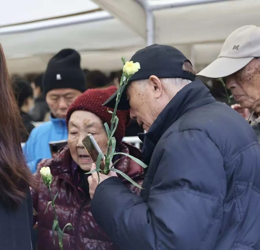 于漪告别仪式在上海举行，学生含泪送别：“我快90岁了，坐高铁也要来送老师一程”