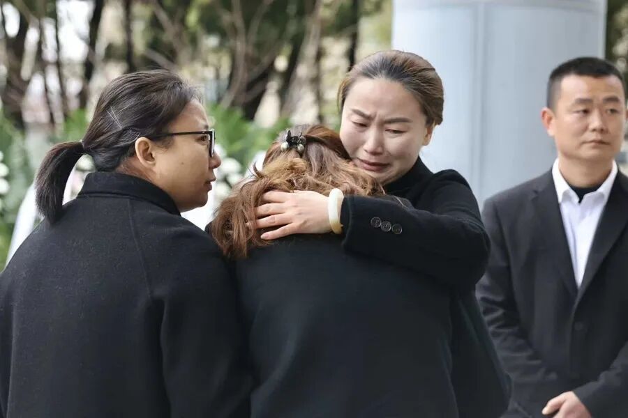 于漪告别仪式在上海举行，学生含泪送别：“我快90岁了，坐高铁也要来送老师一程”