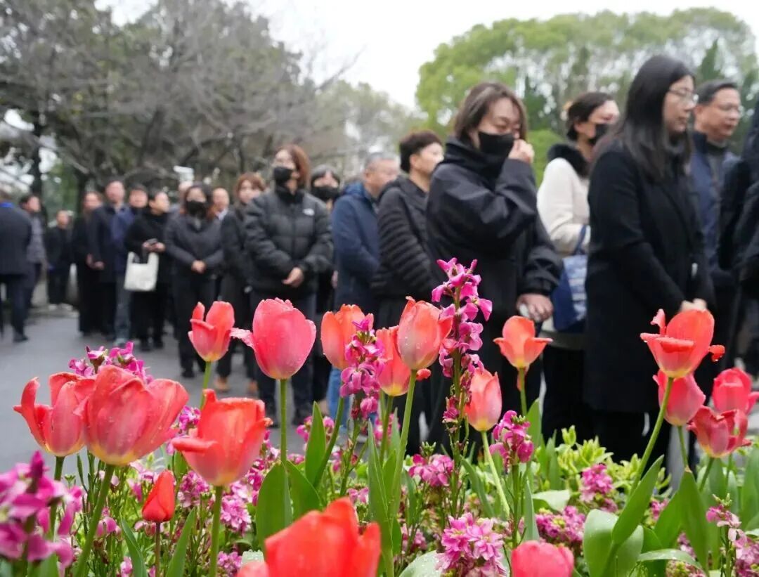 痛悼！今天，上海人在雨中排队为她送别！很多人哭到哽咽，永远忘不了..