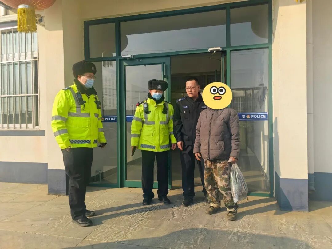 吓出冷汗，老人行走在高速快车道......