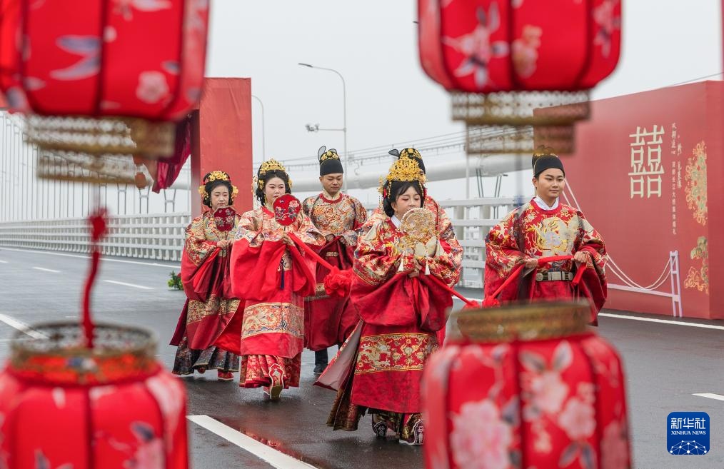 湖北武汉： 长江大桥上的集体婚礼