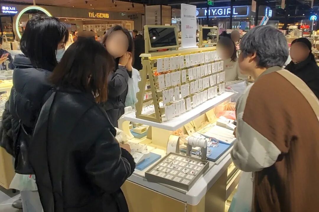 恢复销售两天半，胖东来“小方糖”戒指再次断货，工作人员：不确定何时能恢复销售