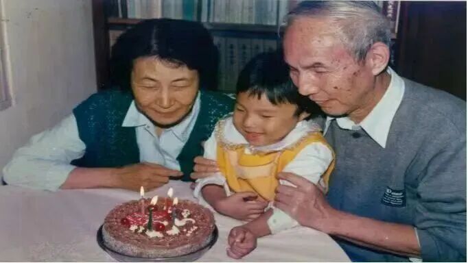 痛悼！今天，上海人在雨中排队为她送别！很多人哭到哽咽，永远忘不了..