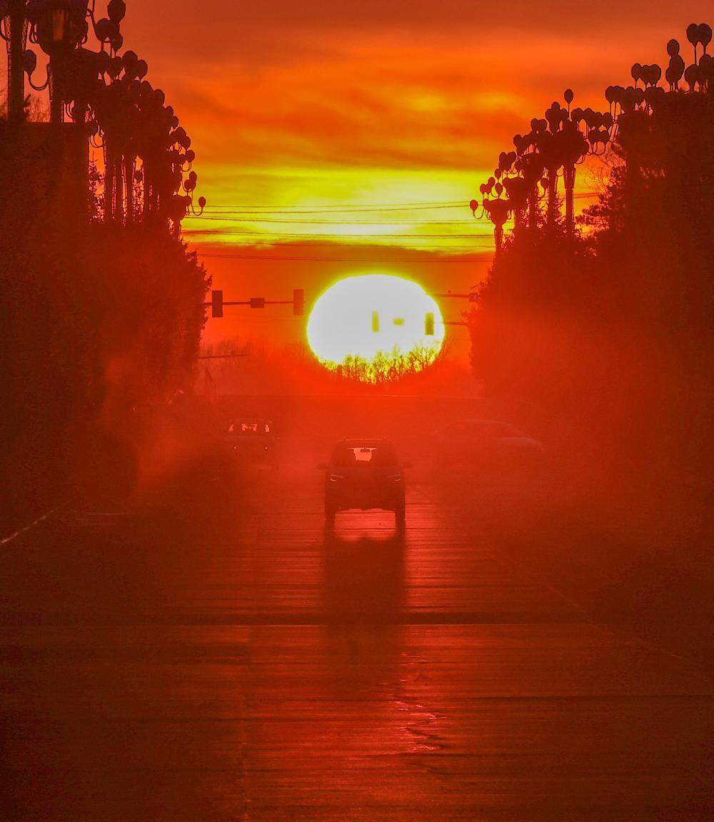 春分追悬日，日出到日落