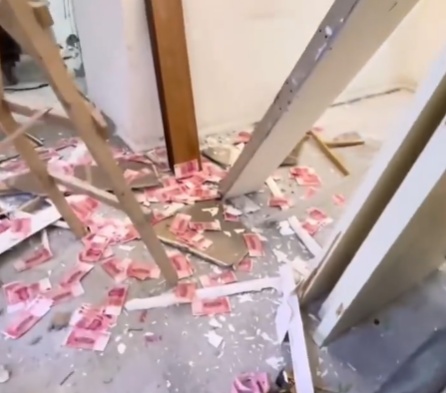 男子翻新二手房，从吊顶夹层掉出大量现金，当事人：男房主藏的，已物归原主