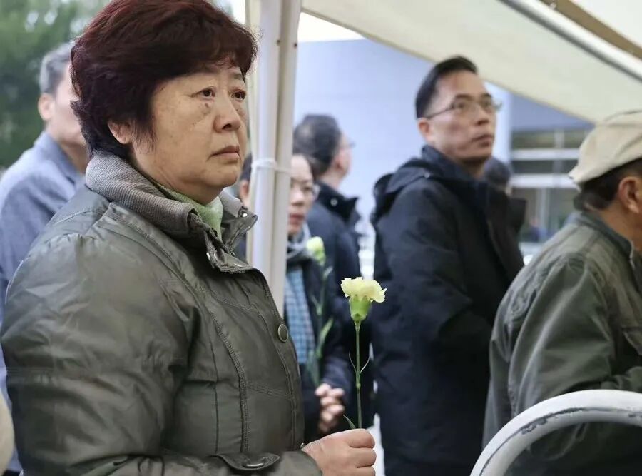 于漪告别仪式在上海举行，学生含泪送别：“我快90岁了，坐高铁也要来送老师一程”