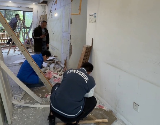 男子为防贼藏2万现金，结果连自己都防住了？装修队拆吊顶下起了“钞票雨”