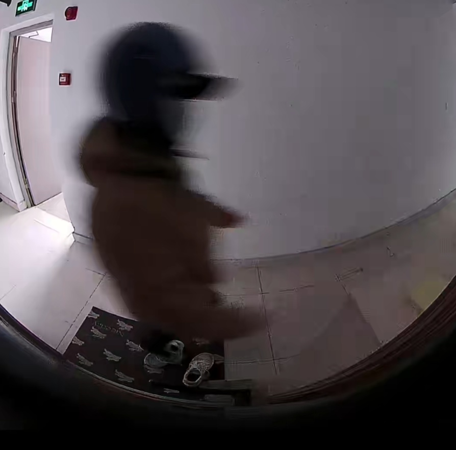 邻居恶意踩踏门口鞋子？上海有人放粘鼠板反击！全网围观蹲后续