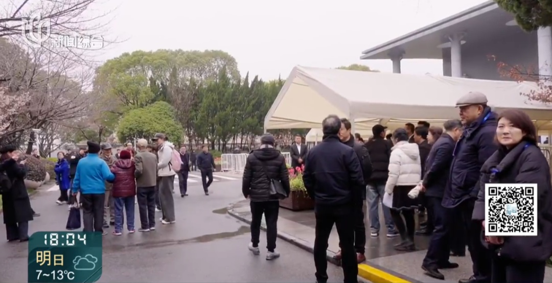 痛悼！今天，上海人在雨中排队为她送别！很多人哭到哽咽，永远忘不了..