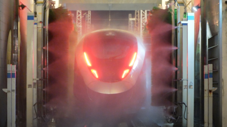 连车头都有“精致护理”！复兴号专属“洗护方案”全流程揭秘