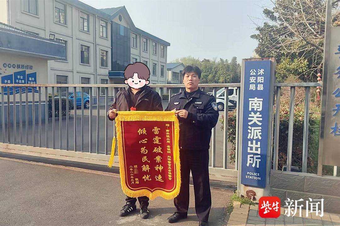 看见有盆海棠花长势喜人，这个人顺手就端走了