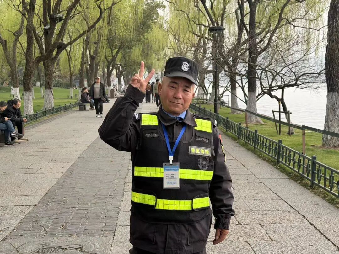 西湖边一对鸳鸯“小夫妻”当众 “冷战”，保安大叔6分钟劝“复合”