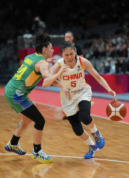 世界杯资格赛收官 中国女篮战胜巴西女篮