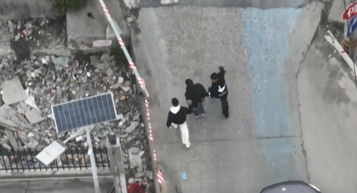 男子将9万现金藏山上，十几分钟后有人取走，躲进废品回收站……民警开展山地追击战