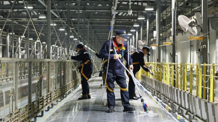 连车头都有“精致护理”！复兴号专属“洗护方案”全流程揭秘