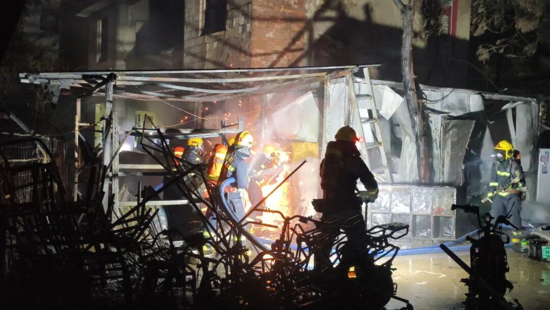 12辆电动自行车“火烧连营”！原因查明