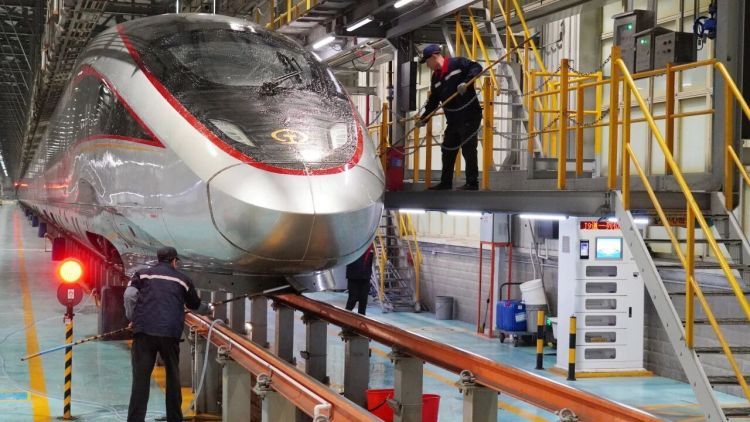 连车头都有“精致护理”！复兴号专属“洗护方案”全流程揭秘