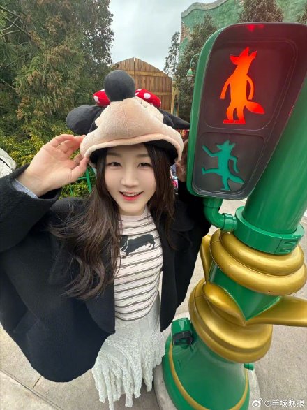 陈梦打卡上海迪士尼