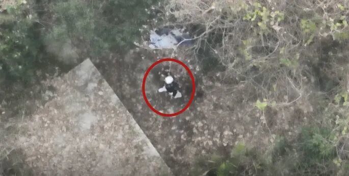 男子将9万现金藏山上，十几分钟后有人取走，躲进废品回收站……民警开展山地追击战