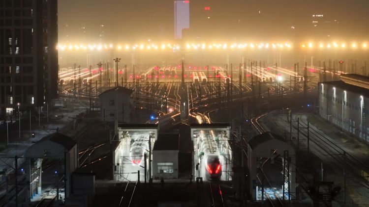 连车头都有“精致护理”！复兴号专属“洗护方案”全流程揭秘