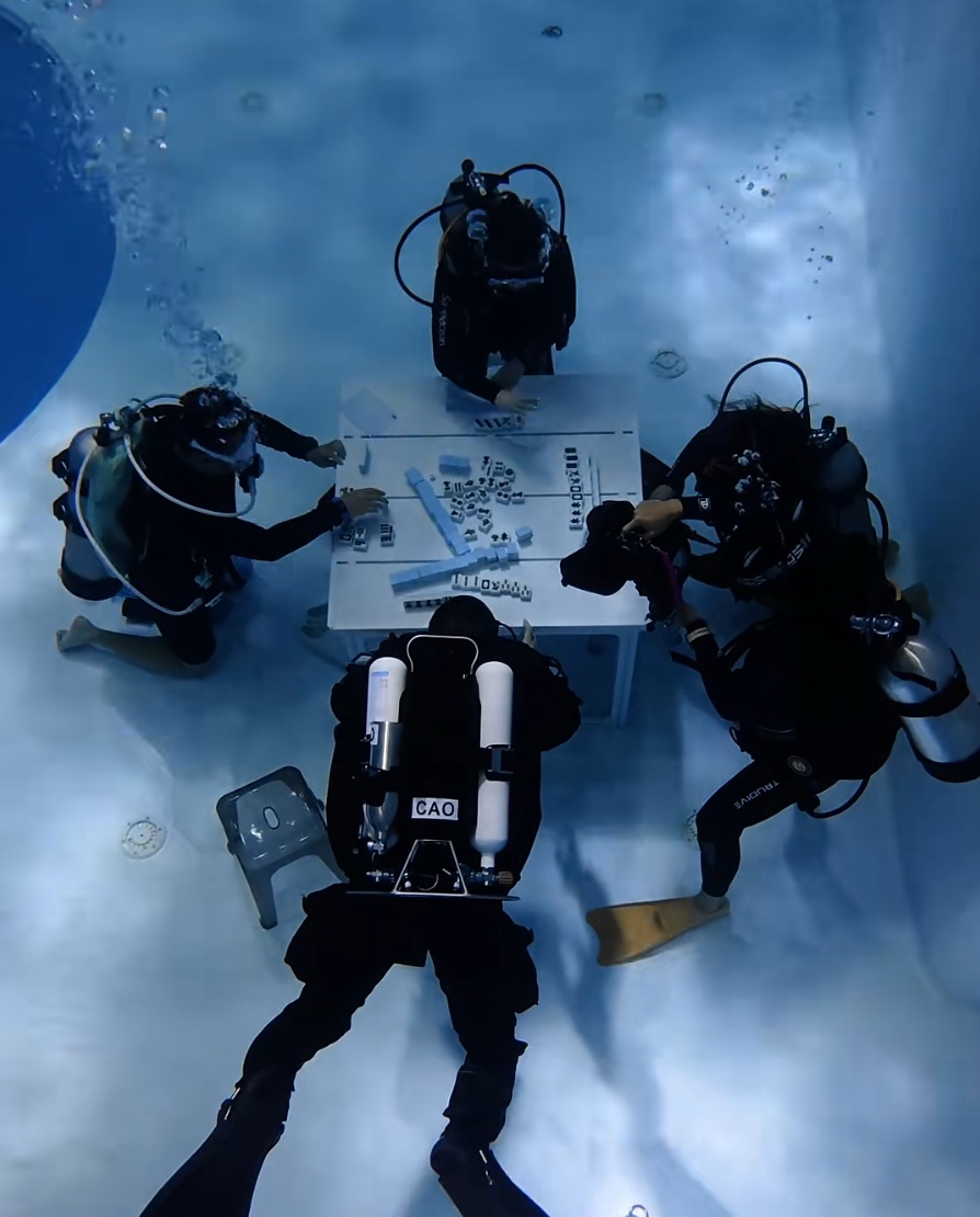 上海人把麻将玩到水下了！必须“持证上桌”，网友：真正的沉浸式...