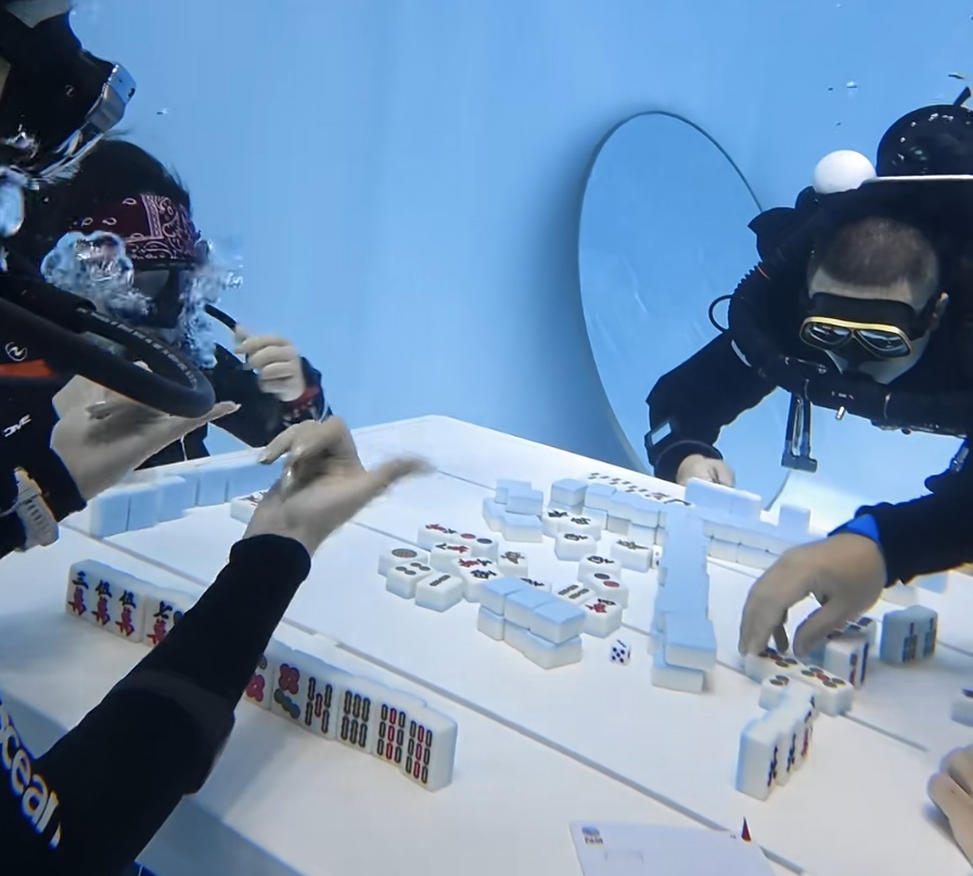 上海人把麻将玩到水下了！必须“持证上桌”，网友：真正的沉浸式...