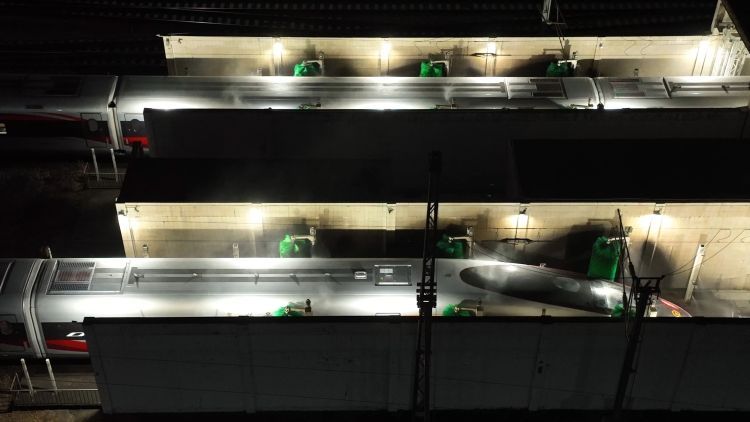 连车头都有“精致护理”！复兴号专属“洗护方案”全流程揭秘