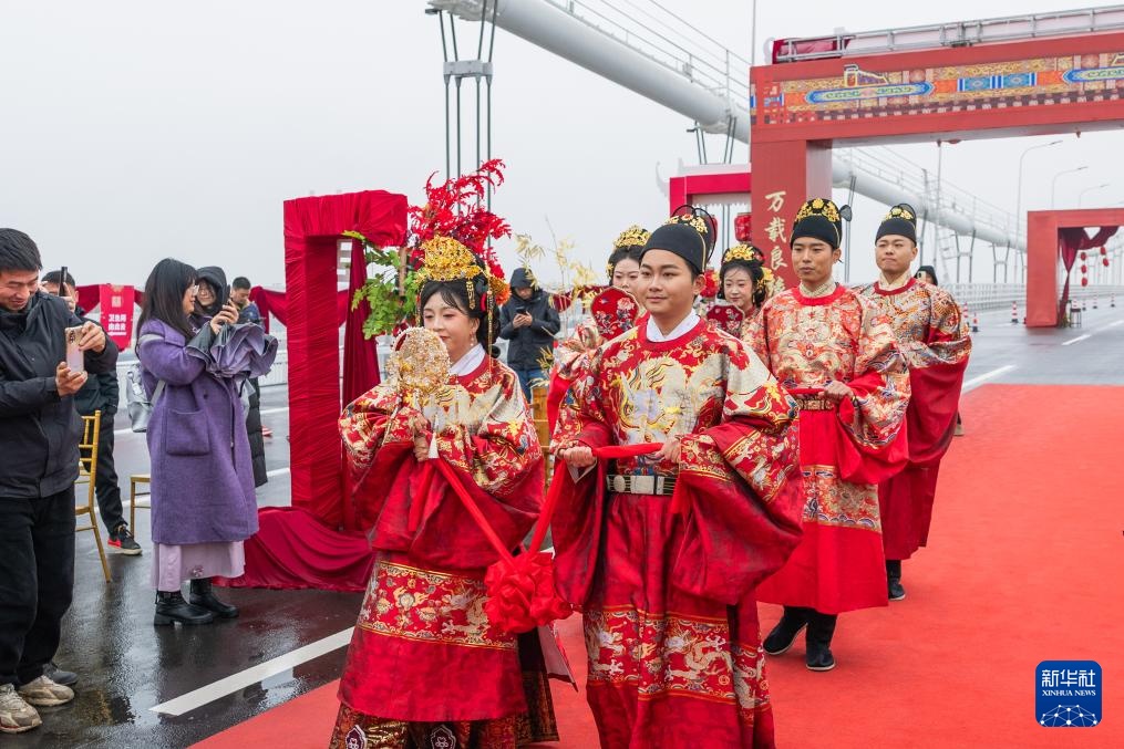 湖北武汉： 长江大桥上的集体婚礼