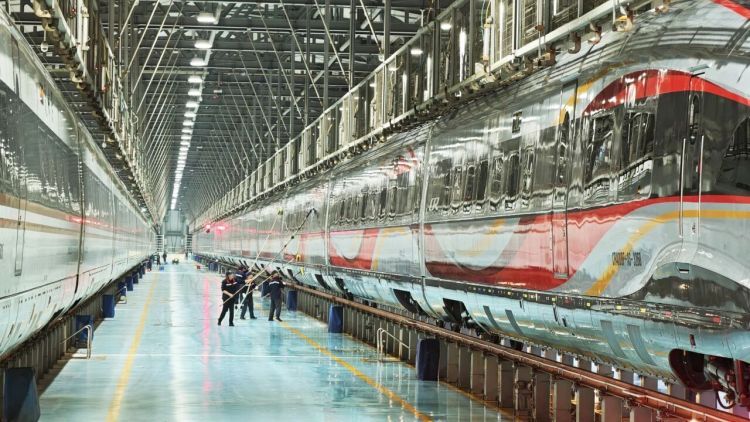 连车头都有“精致护理”！复兴号专属“洗护方案”全流程揭秘