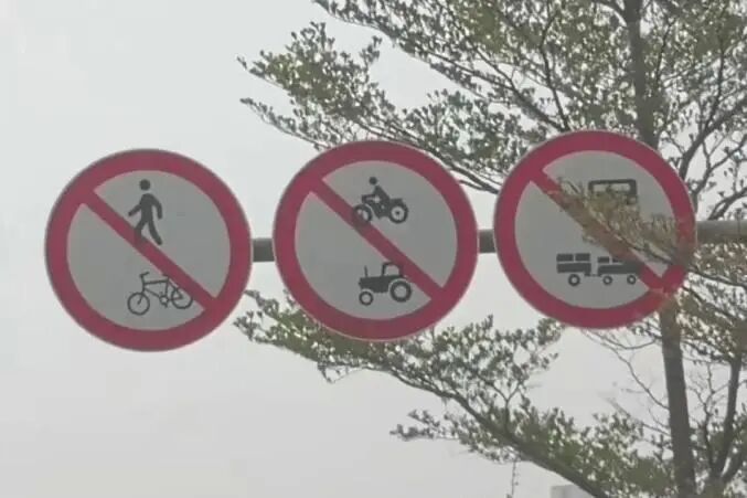 吓出冷汗，老人行走在高速快车道......