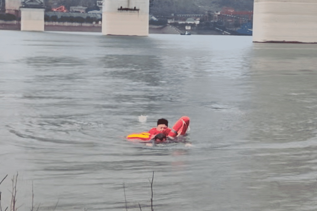 生死一线！重庆民警跳江救起落水群众